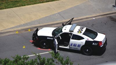 被槍手擊中的警車。新華社發