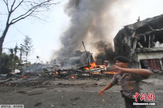 當地時間6月30日，印尼棉蘭，印尼一架軍用運輸機起飛不久后在居民區墜毀，機體爆炸燃成火球。