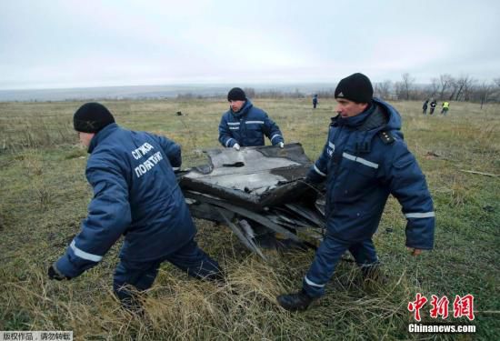當地時間2014年11月16日，烏克蘭頓涅茨克地區，墜毀MH17飛機殘骸收集工作進行中。