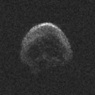 這顆彗星外形酷似骷髏頭，表面甚至可分出眼鼻。