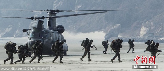 資料圖：當地時間2014年11月10日，韓國海陸空三軍啟動了“2014護國演習”。