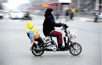 昨日下午，隴海西路桐柏路口，紅燈亮起的瞬間一輛電動(dòng)車(chē)闖過(guò)路口。