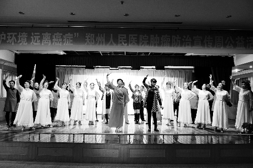 昨日，鄭州人民醫院舉辦了一臺特殊的晚會，表演的和看表演的大都是癌癥患者 河南商報記者 王春勝/攝　