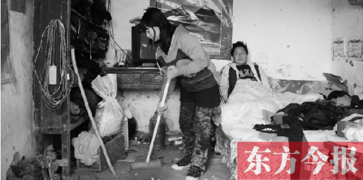 　寧陵縣趙村鄉大楊莊村，16歲的王香浦在打掃家里的衛生，床上躺著她的爸爸　