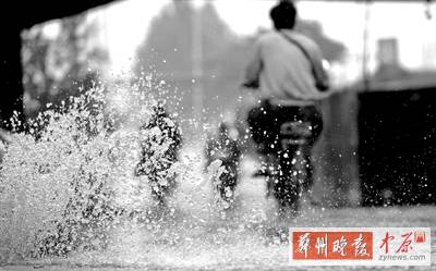 航海路鐵路立交橋下，一個窨井冒出半米多高的“噴泉” 鄭州晚報記者 馬健 圖