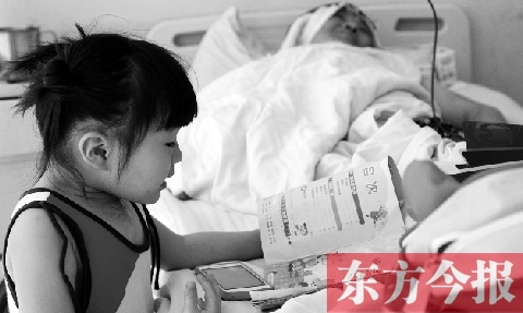 　昨天上午，鄭州市骨科醫院病房內，李剛躺在病床上，女兒嘟嘟在安靜地看書