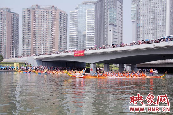 6月11日，2013中華軒轅龍舟大賽，在鄭州東區的如意湖舉行。