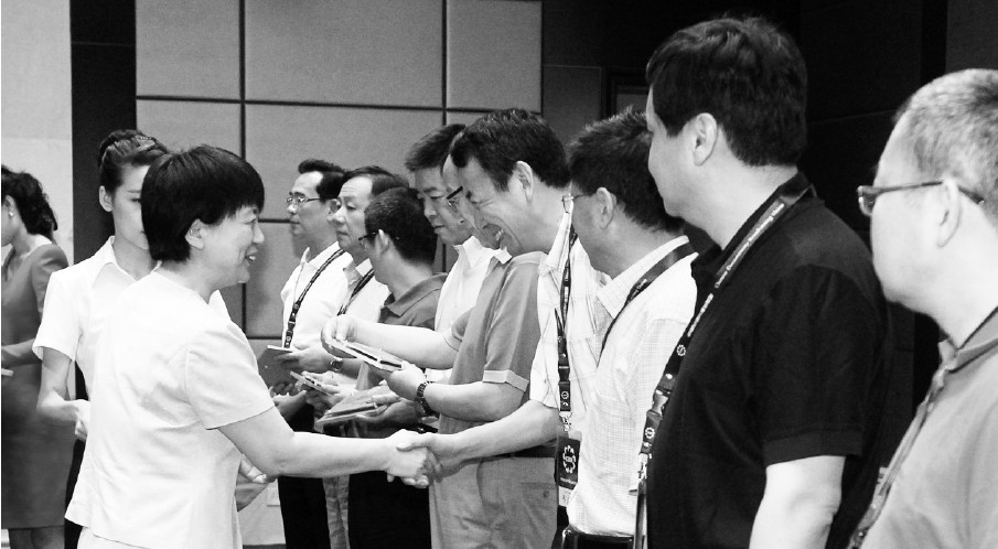 河南省委常委、宣傳部長趙素萍給中國紀(jì)錄片播出聯(lián)盟理事臺(tái)發(fā)放牌匾