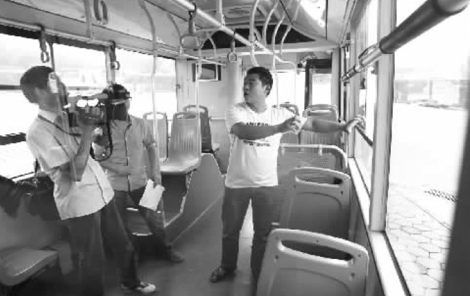 昨日，鄭州市B20路公交車長(zhǎng)方先生（右一），講述“色狼”跳窗逃跑時(shí)被眾人喊打的情景