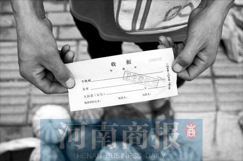 百花路附近的瓜農宋師傅交完衛生費后收到一張收據，但沒有收款單位