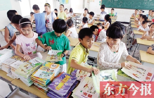 昨日，鄭州市中小學(xué)開學(xué)，鄭州市帝湖小學(xué)教室內(nèi)，學(xué)生們在免費(fèi)領(lǐng)課本