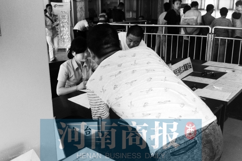 戴著耳機(jī)工作，挺“愜意”