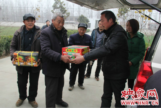 鄭春光的父親鄭慶兵和女兒鄭元元帶著他未完成的夢(mèng)想來到了鄭集鄉(xiāng)敬老院，看望慰問居住在這里的五保老人。