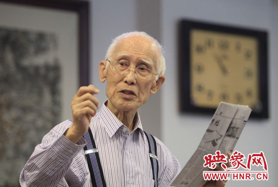 余光中現場朗誦新詩《招魂》。