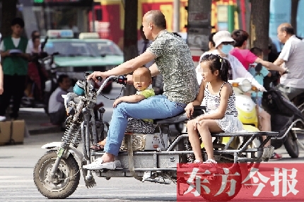 這樣帶著孩子，一個(gè)剎車，孩子就有可能摔下車