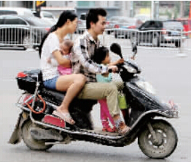 帶著孩子騎電動(dòng)車，安全一定要放在第一位。
