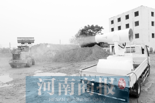 降塵水炮車正在作業 記者 鄧萬里/攝