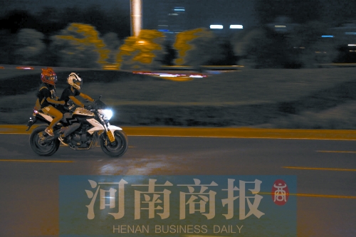 深夜，鄭東新區，不少人騎著摩托車呼嘯而過