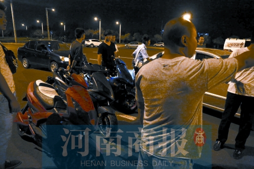 一小時內，民警就扣了12輛摩托車、電動車