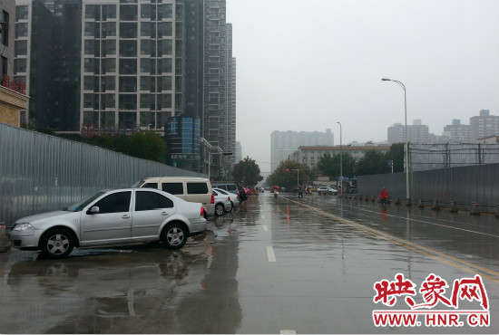 在新開(kāi)通的東明路上,仍有多數(shù)私家車違規(guī)停車。