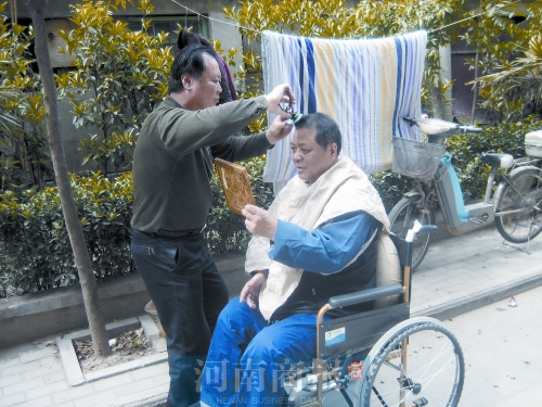 2011年8月18日，老鄰居給高新海剪發