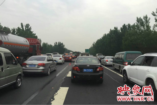小長假最后一天，多條通往鄭州的高速公路出現嚴重擁堵。