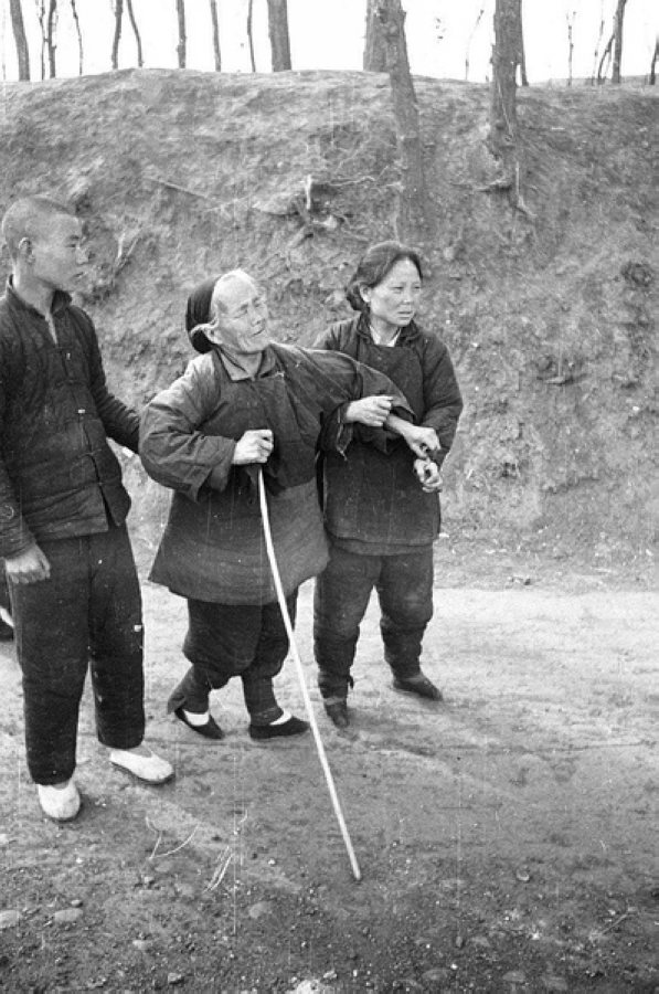 災民，看到左側年輕人的白鞋，應該是剛死去親人
