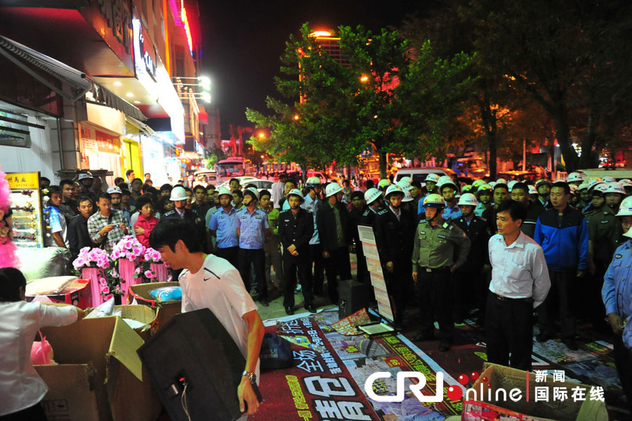 　2012年12月26日晚，海南省三亞市，三亞市綜合行政執法局河西大隊近百名城管上街執法。