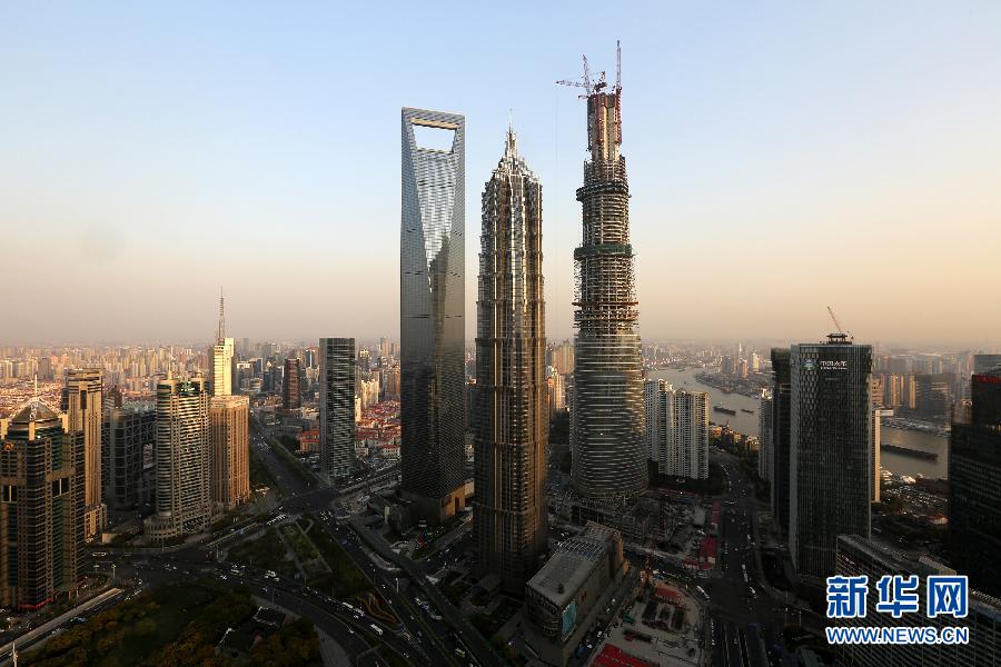 這是4月10日拍攝的上海陸家嘴，右側建設中的超高層建筑為上海中心大廈。