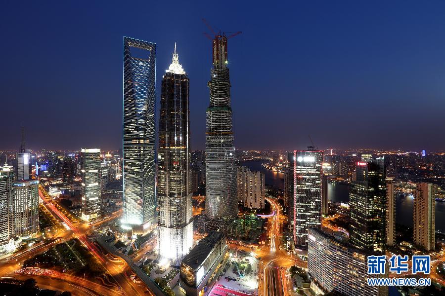 4月10日拍攝的上海陸家嘴，右側建設中的超高層建筑為上海中心大廈。