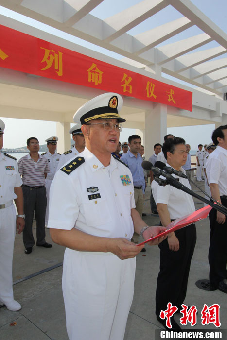 　南海艦隊司令員蔣偉烈宣讀了岳陽艦入列命名命令，并為該艦授旗、頒發(fā)命名證書。