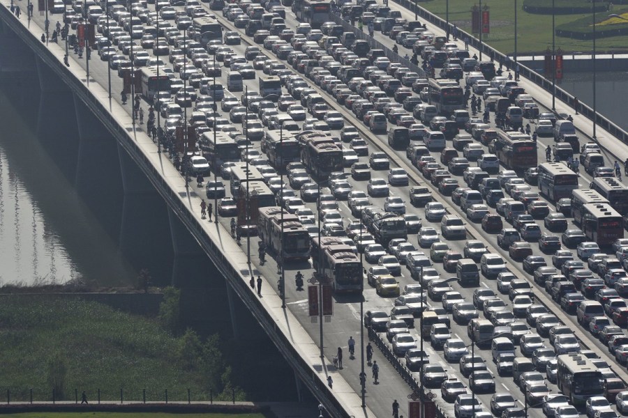 太原大橋成巨大“停車場(chǎng)”