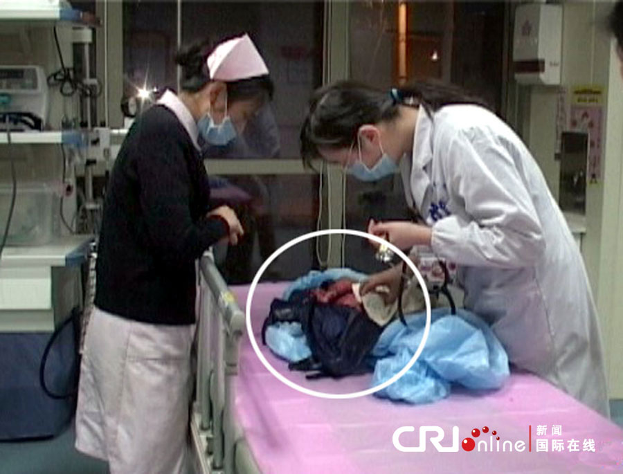 南京一女子當街產(chǎn)嬰 隨后棄子離開