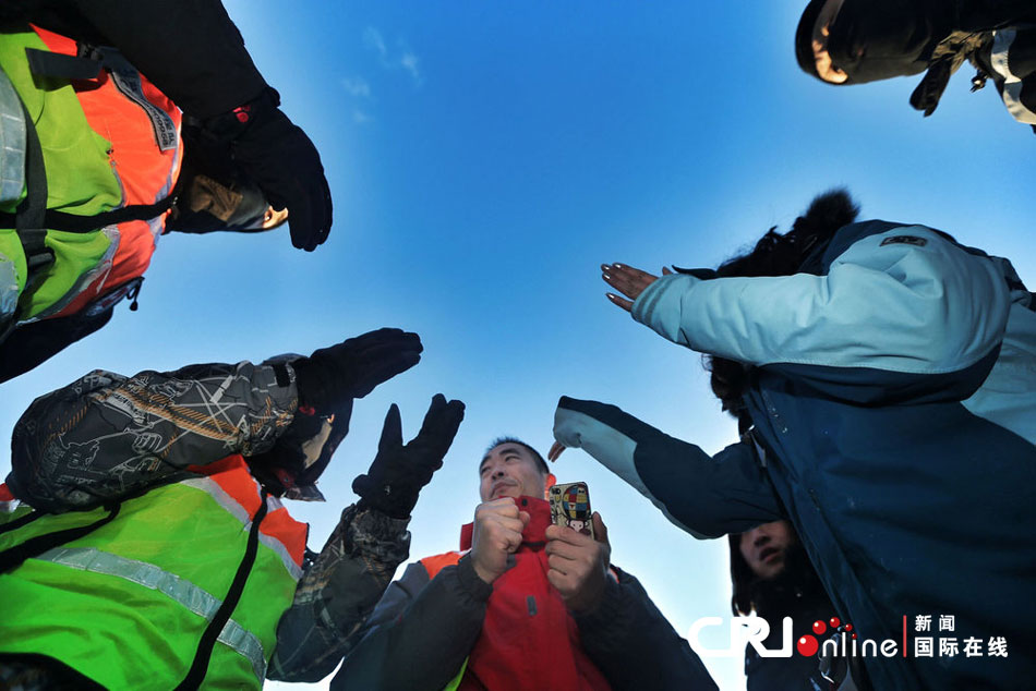 2012年12月23日，北京靈山，救援人員在積雪四十厘米多的山上搜救。