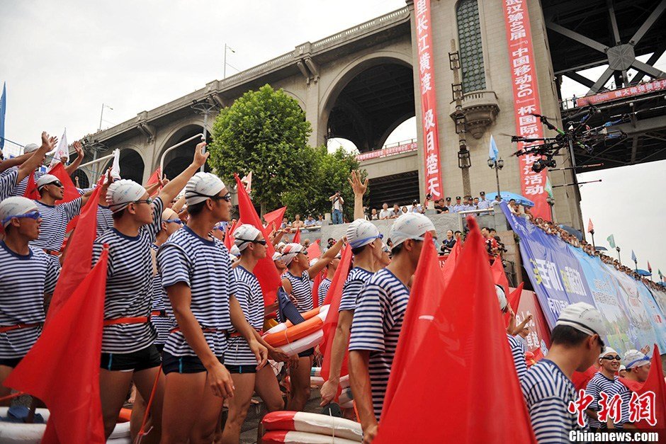 圖為28個橫渡方隊依次下水橫渡長江。中新社發 張暢 攝