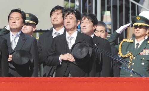 　27日上午，日本首相安倍晉三在琦玉縣的自衛(wèi)隊(duì)朝霞訓(xùn)練場(chǎng)出席陸上自衛(wèi)隊(duì)年度閱兵式