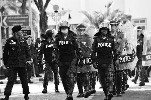 泰警察出動。