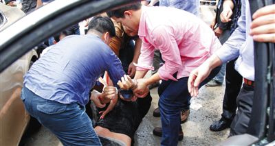 昨日，警方和市民們一起砸窗將肇事者控制。當日，福州閩侯縣，一名男子駕駛小車在青口鎮(zhèn)奔馳大道附近撞人后逃逸，事故致7人死亡，12人受傷。圖/CFP