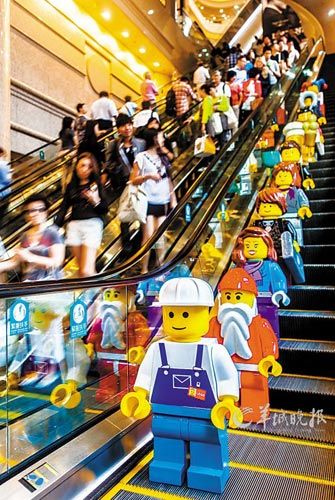 香港時(shí)代廣場今年推出樂高圣誕村，樂高人偶烘托節(jié)日氛圍