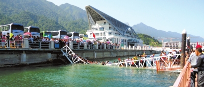 昨天上午10點左右，江西廬山西海風景區司馬旅游碼頭發生橋面塌陷事故，造成18名游客擦傷或落水。景區表示，目前已對擦傷或落水游客進行有效救治和妥善處置，并對游客損失的財物進行登記。