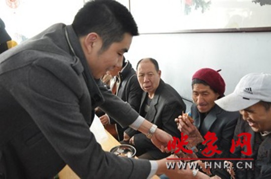 　　“韓胖子”千只茶香雞茶香鴨捐贈環衛工人、農民工學子和鄭州市社會福利院。