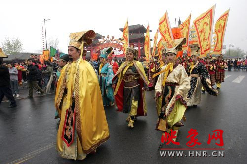 　　3月30日上午,開封市舉行2013中國(開封)清明文化節(jié)踏春巡游活動。　 　　