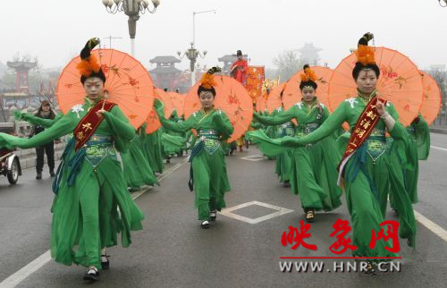 　　3月30日上午,開封市舉行2013中國(開封)清明文化節(jié)踏春巡游活動。　 　　