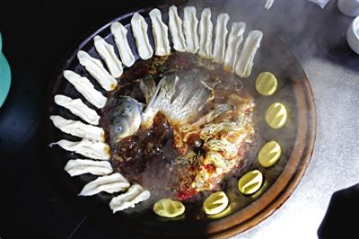 黃驊鍋灶魚，將海魚與面食相互搭配。農業與漁業、土地與海洋，在這里構成了微妙的平衡。