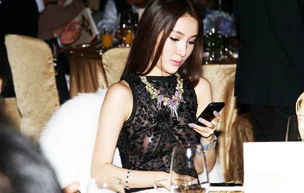 2013年11月30日，郭美美出席保利珠寶拍賣活動，現場郭美美一席透視的上衣性感現身，胸前乳貼顯露無