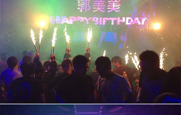 2013年6月16日下午，郭美美在網上曬出一組慶生照。通過照片可以看出，酒吧的巨大舞池中燃放焰火