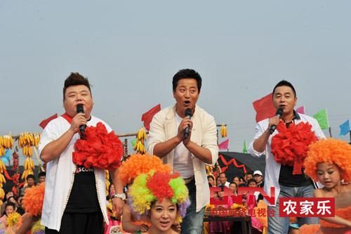 央視7套《鄉村大世界》節目主持人，左一為劉剛