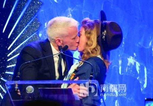 16日，麥當(dāng)娜在紐約舉行的第24屆同志媒體獎(jiǎng)?lì)C獎(jiǎng)禮上，頒獎(jiǎng)給美國CNN主播安德森-庫珀，獲對方獻(xiàn)吻