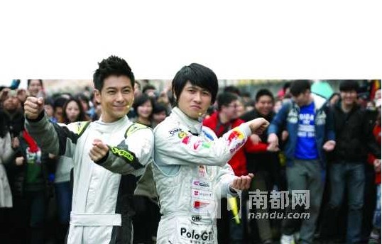 17日，林志穎、韓寒一同亮相慶祝上海F1中國大獎(jiǎng)賽10周年，兩名高人氣車手相遇，引得不少網(wǎng)友留言，有網(wǎng)友笑言：“這是最帥的兩個(gè)車手?！? width=