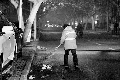 清晨六點，鄭州市經七路，一名環衛工開始了一天的工作。
